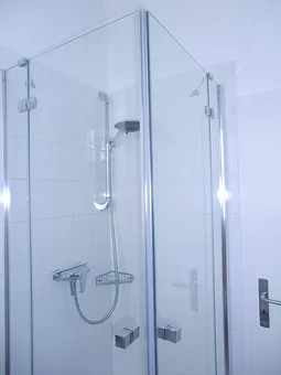 ... Echtglas-Duschkabine, niedrigem Einstieg, flacher Duschwanne