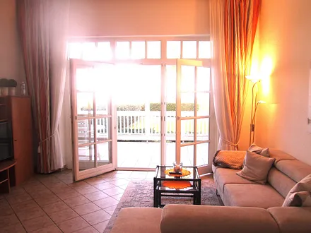 Wohnraum mit Balkon zur Ostsee