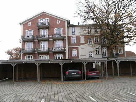Ihr reservierter Carport (Nr. 11) mit direktem Zugang zum Haus von hinten
