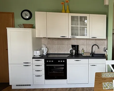 Offene Küche mit großem Kühlschrank 175l, Gefrierfach 40l, Backofen Ceranfeld, Geschirrspülmaschine