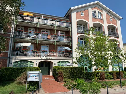 Waldhaus Hausansicht mit Haupteingang