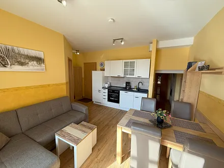 Wohnraum, zweite Ansicht mit Blick auf Küche u. Durchgang zu den weiteren Räumen