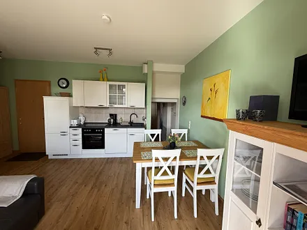 Wohnraum, zweite Ansicht mit Blick auf Küche u. Durchgang zu den weiteren Räumen