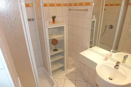 Badezimmer mit Duschbad, viele Ablagemöglichkeiten, großer Spiegel