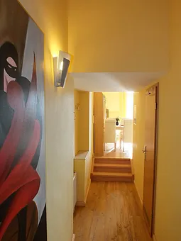 Verbindungsflur vom Wohnbereich zum Bad, Abstellraum und separatem zweiten Schlafzimmer