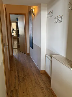 Verbindungsflur vom Wohnbereich zum Bad, Abstellraum und separatem zweiten Schlafzimmer