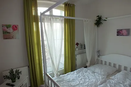 Schlafzimmer mit Himmelbett (180x200), LCD-TV u. Radio-Wecker