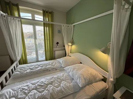 Schlafzimmer mit Himmelbett (180x200), LCD-TV u. Radio-Wecker