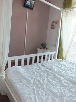 Schlafzimmer mit Blick auf TV