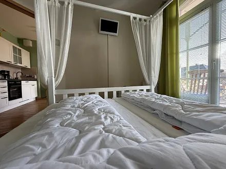 Schlafzimmer mit Blick auf TV