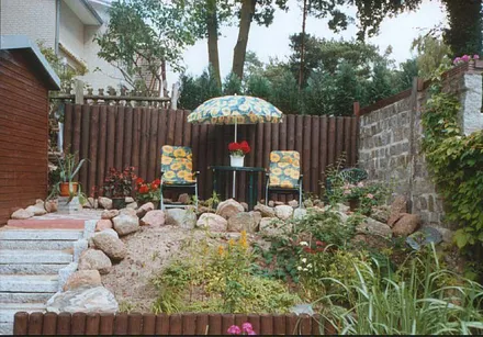 nicht angrenzende Terrasse im Garten nach Südwest