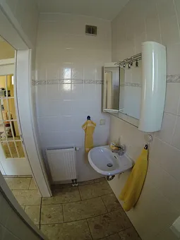 Bad mit Wc und Waschbecken