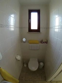 Bad mit Tageslicht, Wc und Waschbecken