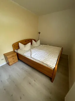 Zwei Betten von 120x200 und 140x200cm stehen