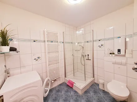 Badezimmer mit Waschmaschine