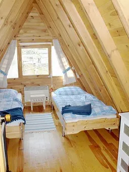 Schlafzimmer 1 mit zusätzlichem Kinderbettchen