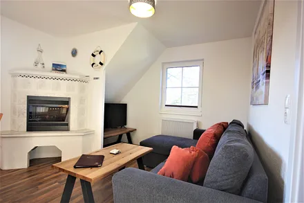 Wohnbereich mmit Schlafcouch (Verdunkelung durch Plissee)