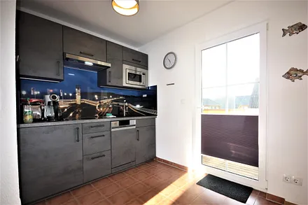 Küchenzeile mit Balkontür