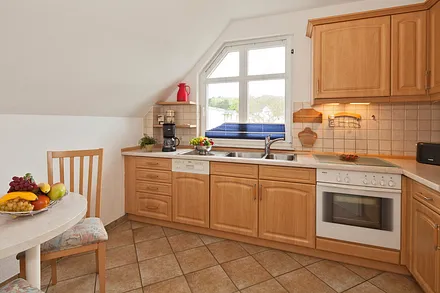 separate, vollausgestattete Küche mit kleinem Esstisch