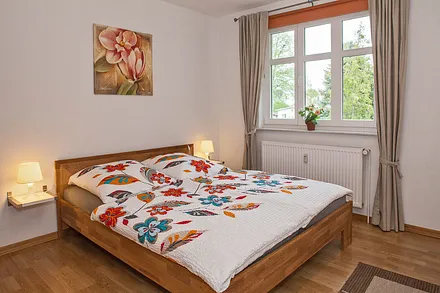 großes Schlafzimmer mit Doppelbett (1,60cm breit)