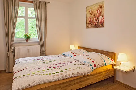 kleines Schlafzimmer mit Doppelbett (1,40cm breit)
