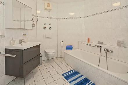 großes Badezimmer mit Dusche und Badewanne