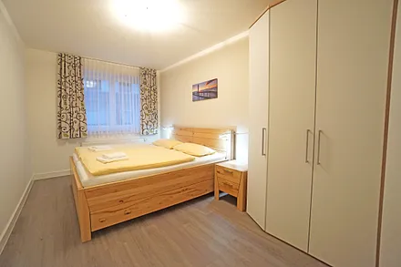 Schlafzimmer mit Doppelbett