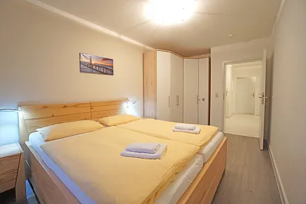 Schlafzimmer mit Doppelbett