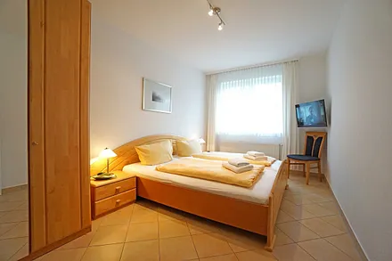 Schlafzimmer mit Doppelbett