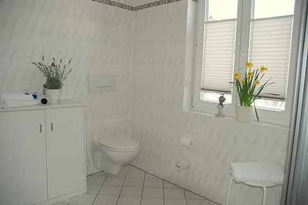 großes Bad mit Außenfenster