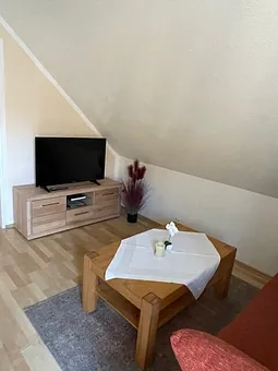 Wohnzimmer mit Blick zum Fernseher 