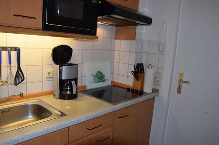 Vollausgestattete "Pantry"-Küche mit Geschirr, Gläsern, Töpfen u. Pfannen, Besteck, elektr. Wasserkocher, Toaster, Kaffeemaschine,Teegeschirr, Spülmittel, Geschirrhandtücher, Haushaltsrolle inklusive 