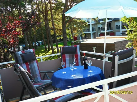 Balkon mit Balkonmöbel und genießen der Nachmittagssonne