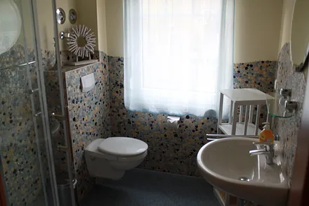 Bad mit Dusche und WC