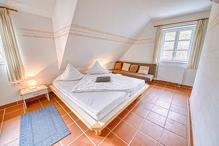 Das große Schlafzimmer, im Sommer mit Insektenschutzfenstern