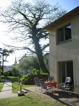 Blick von der Terrasse in den Garten