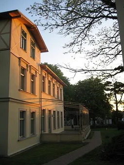 Das Haupthaus im Abendlicht