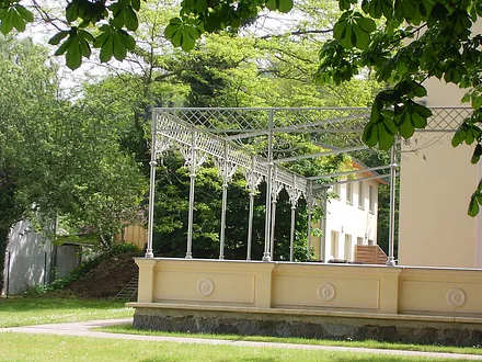 Im parkartigen Garten des denkmalgeschützten ehemaligen Hotel Schmidts liegt Ihr Ferienhaus.