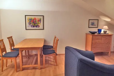 Der Esstisch und die Sitzgruppe rechts