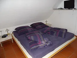 Schlafzimmer mit Doppelbett