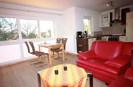 Blick ins lichtdurchflutete Wohnzimmer