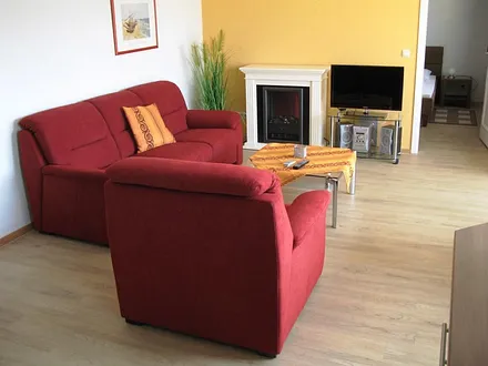 Sitzecke mit TV und Kamin