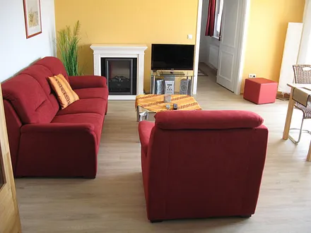 Sitzecke mit Kamin und Fernseher