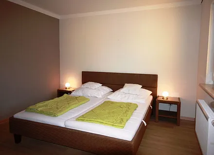 Schlafzimmer mit Doppelbett