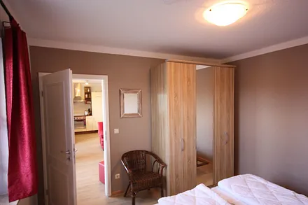 Schlafzimmer mit Spiegelschrank