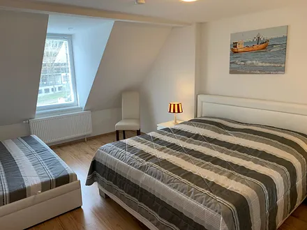 Schlafzimmer mit Doppel- und Einzelbett