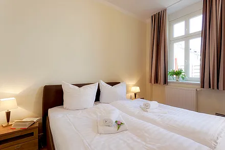 Schlafzimmer mit Doppelbett