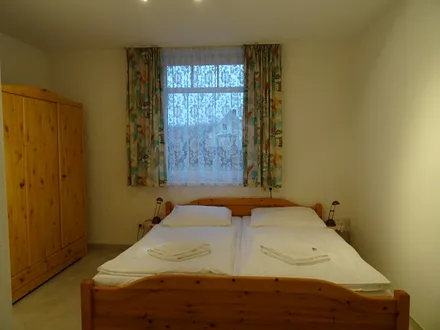 Schlafzimmer mit Doppelbett