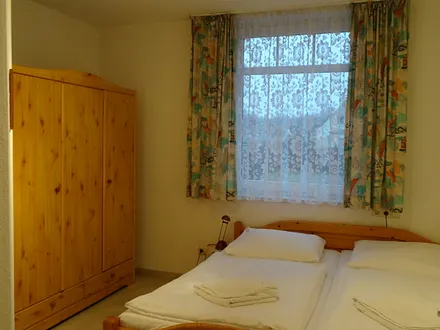 Schlafzimmer mit Doppelbett