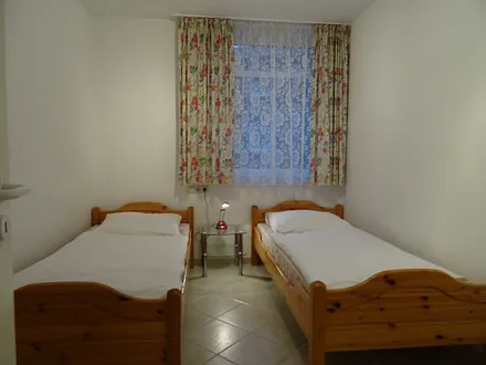 Schlafzimmer mit 2 Einzelbetten